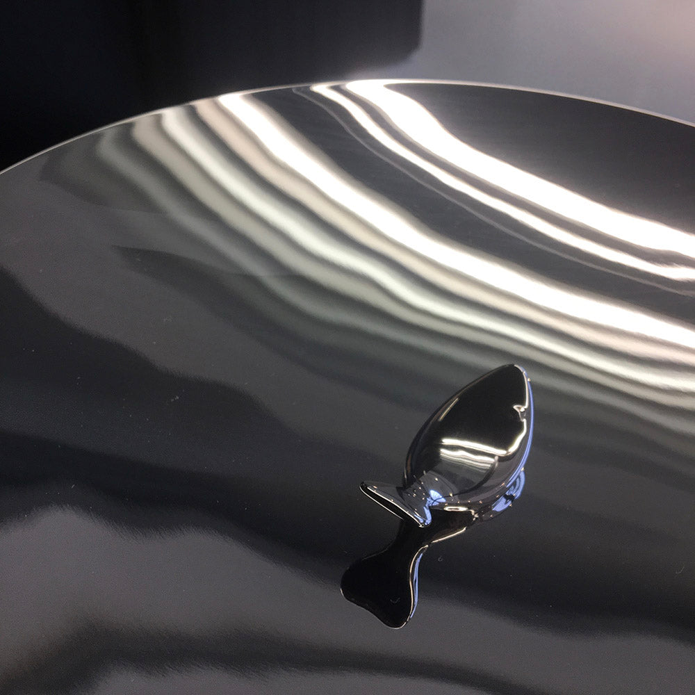 Alessi The Seal schaal, detail van kleine walvis op de bodem