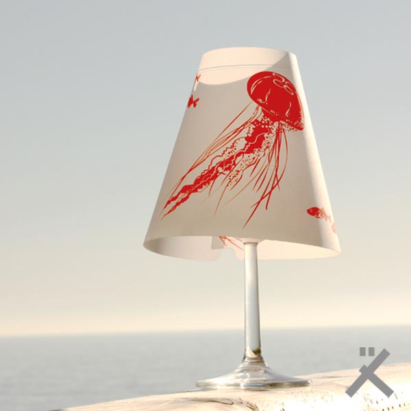 Lampenkapje Helene aan Zee met rode kwallenprint over een wijnglas, ontwerp Schumacher Rabba