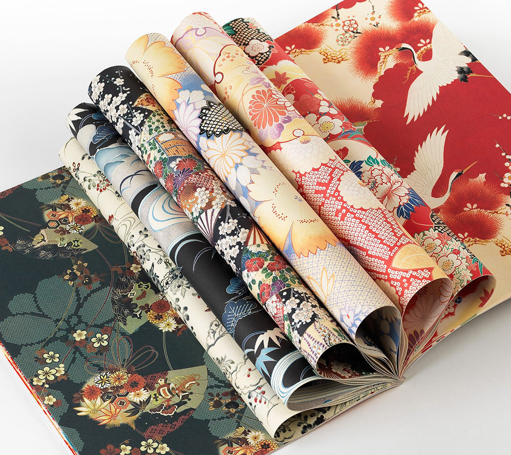 Twaalf vellen japans inpakpapier Kimono, uitgevouwen met diverse patronen