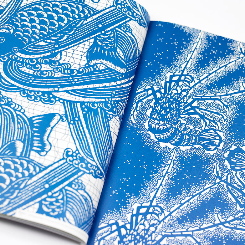 Detail van japanse geschenkpapier, dessins in blauwtinten