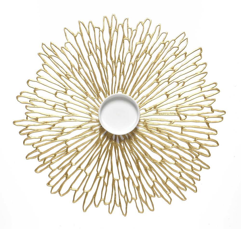 Chilewich Bloom placemat in gouden stralenvorm, met een witte schaal erop
