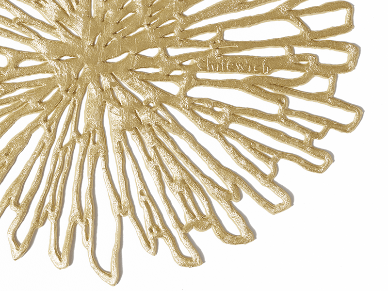 Detail van Chilewich Bloom Gilded mooie onderzetter met logo