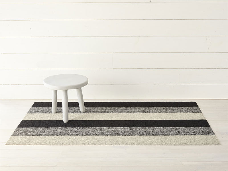 Deurmat met drie brede banen in zwart, wit en grijs, design Sandy Chilewich.