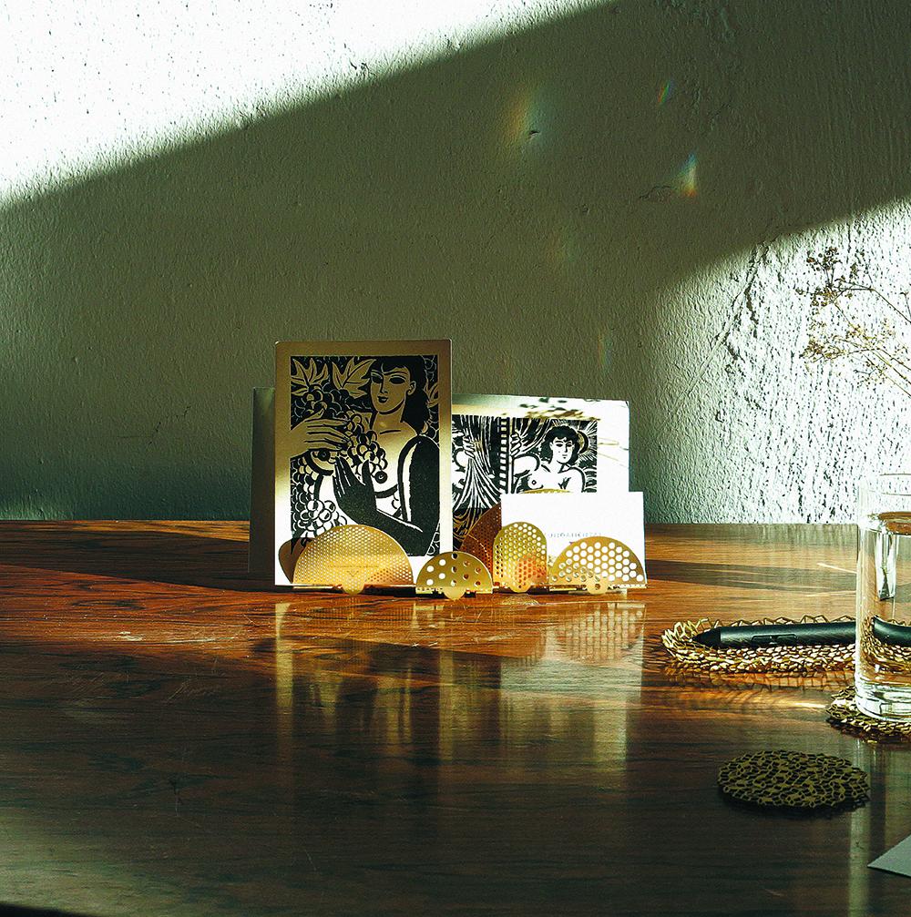 Bureau bakje van messing, mooi gestyled met kaarten en enveloppen