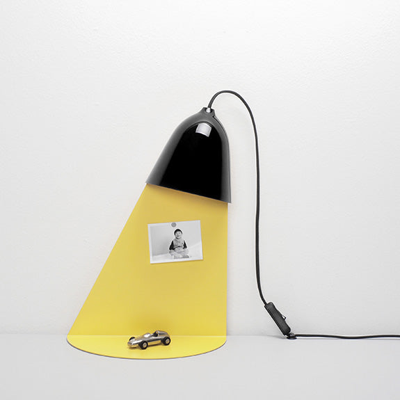 Ilsangisang Light Shelf als mooie tafellamp, zwart met geel plankje voor speciale attributen