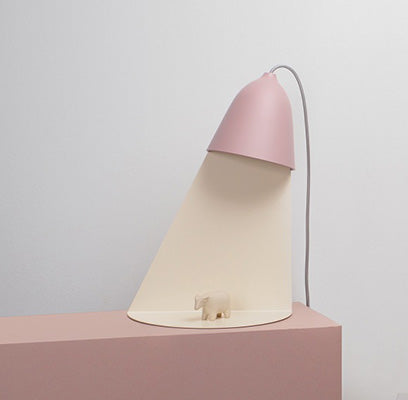 Detail van de roze Light Shelf tafellamp met speciale attributen uitgelicht op de ecru voet