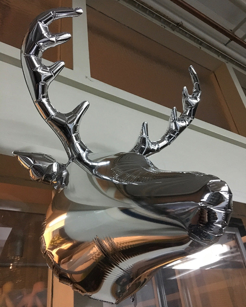 Wandtrofee van hert, opblaasbaar, zijaanzicht in zilverkleurig folie