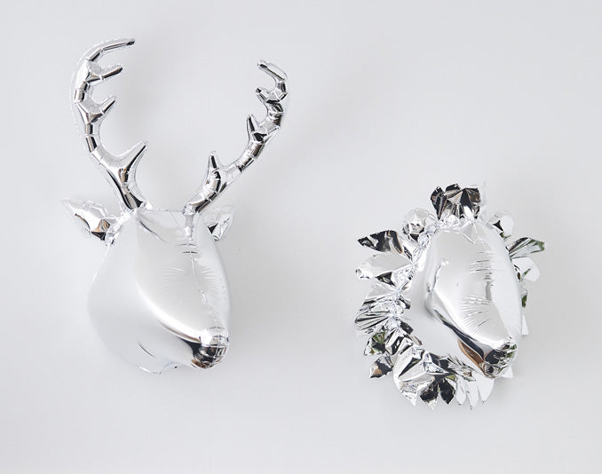 Animal Object Lion naast hertmodel, wandtrofeeën van dieren in zilverkleurig kunststof
