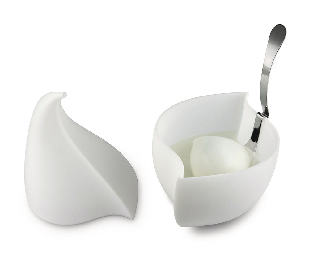 Alessi Nunziatella kaas container met dop en lepel, geopend met mozzarella
