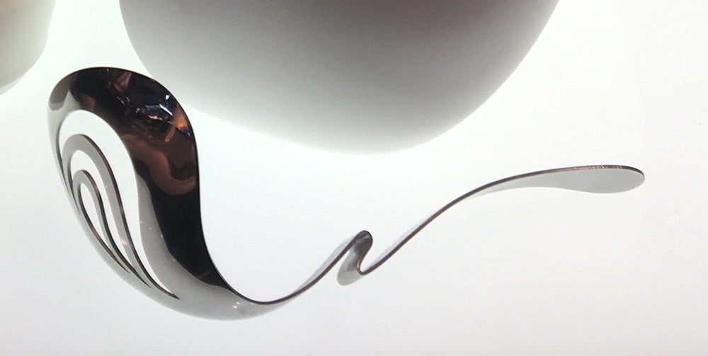 Alessi Nunziatella lepel voor kaas, detail van het gaatjespatroon in de kom