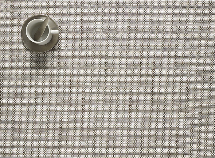 Chilewich Thatch Pebble placemat, bovenaanzicht met kopje op geweven structuur