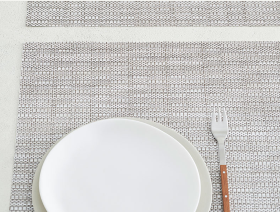 Chilewich Thatch Pebble placemats, set van twee met bord en vork