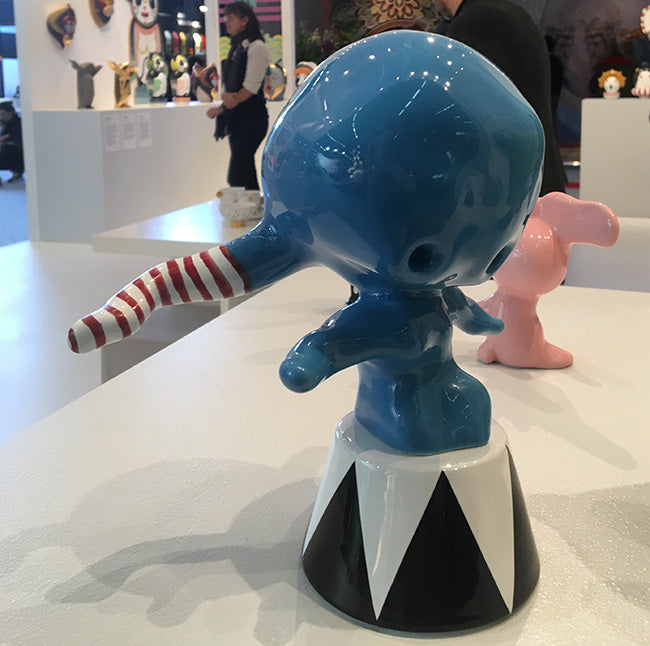 Bosa Momonster Blue Chute Deco, keramisch beeldje in blauw met gestreepte arm, ontwerp Giovanni Motta