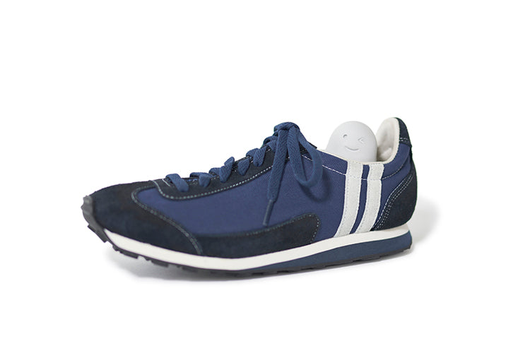 Soil Freshen geurverdrijver van Aya Sunaguchi, poppetje in blauwe sneaker