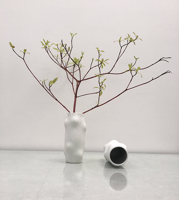 Alessi Bumpy vaas, wit, gebold, met liggend exemplaar en zicht op de binnenkant