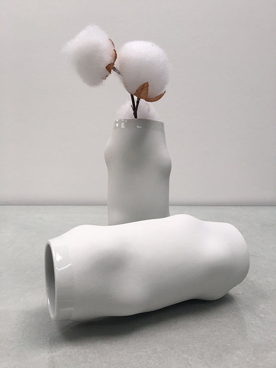 Alessi Bumpy vaas, wit gebold, liggend exemplaar op voorgrond