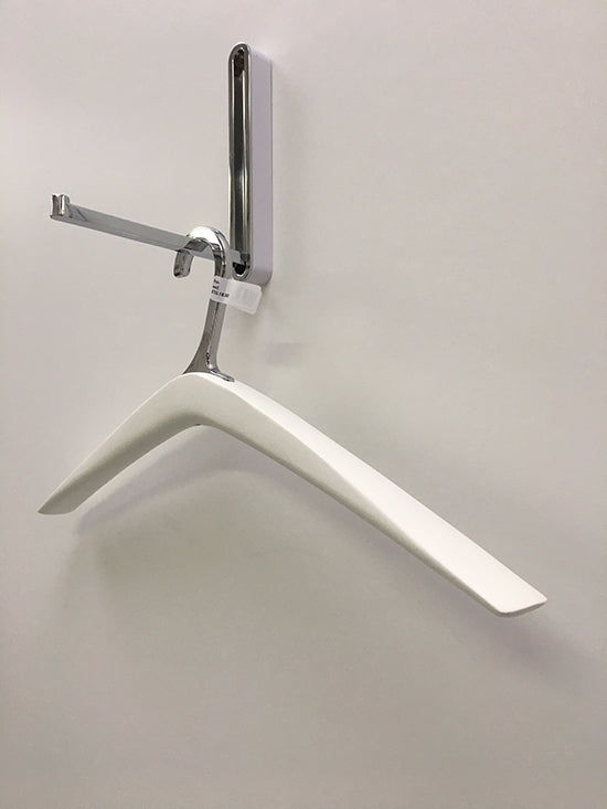 Houten kledinghanger in wit met verchroomde haak, brede uitloop, zijaanzicht