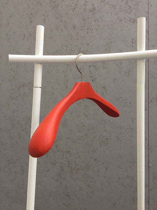 DelFabbro Amo kledinghanger, rood beukenhout, hangend aan kledingrek