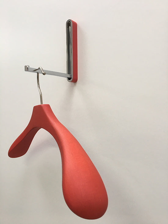 DelFabbro Amo kledinghanger in rood beukenhout, aan wandhaak