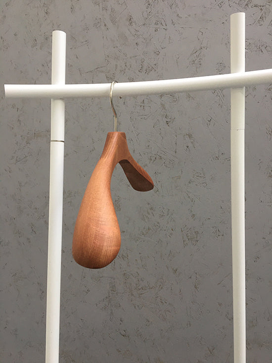 Mooie DelFabbro Amo kledinghanger, lichtbruin beukenhout, vooraanzicht