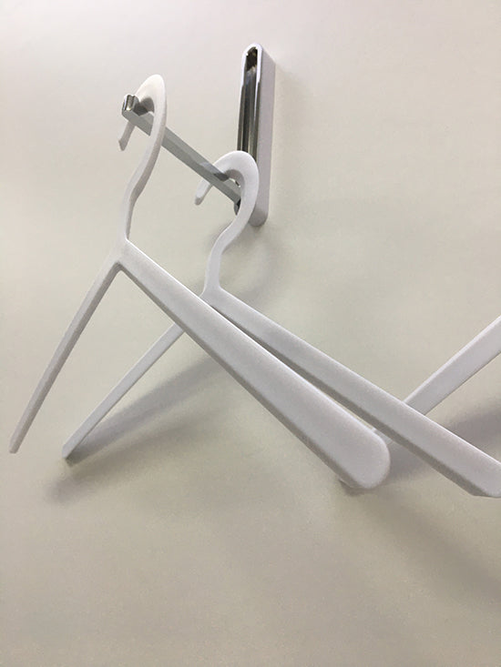 Alessi Illusion Set White kledinghangers van Philip Bro, detail van de schuine haak aan een wandhaak