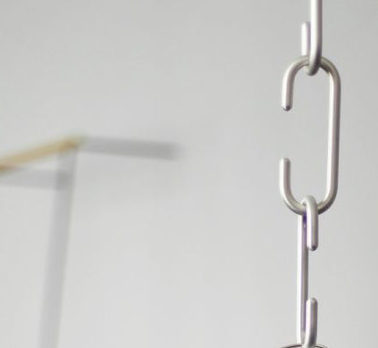 Detail van ronde haak met opening voor ophangstang