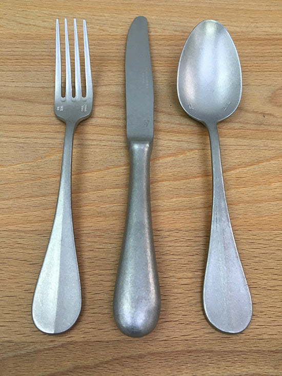 Aoyoshi Baguette dinervork naast mes en lepel uit dezelfde bestek serie