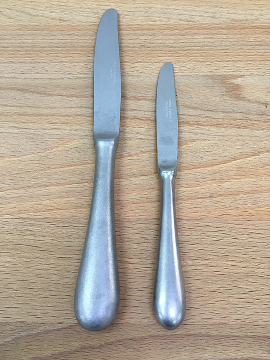 Aoyoshi Baguette dessertmes naast tafelmes, zilver staal bestek serie