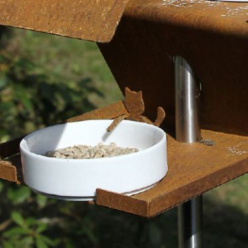 Detail van porseleinen bakje met hoge rand aan de Opossum BirdFeeder VHT-5