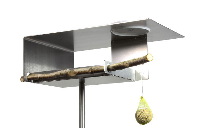 Detail van de BirdFeeder VHT-1 LS met schotel, tak en edelstalen stang