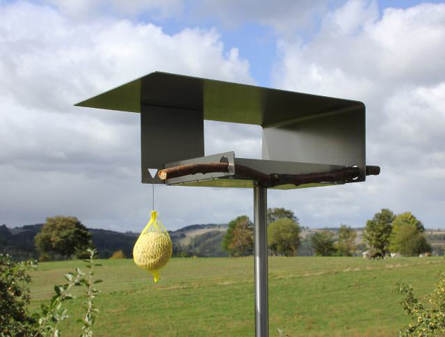 BirdFeeder VHT-1 LS van Opossum, ontworpen door Richard Sinnig, met edelstalen dak en schotel