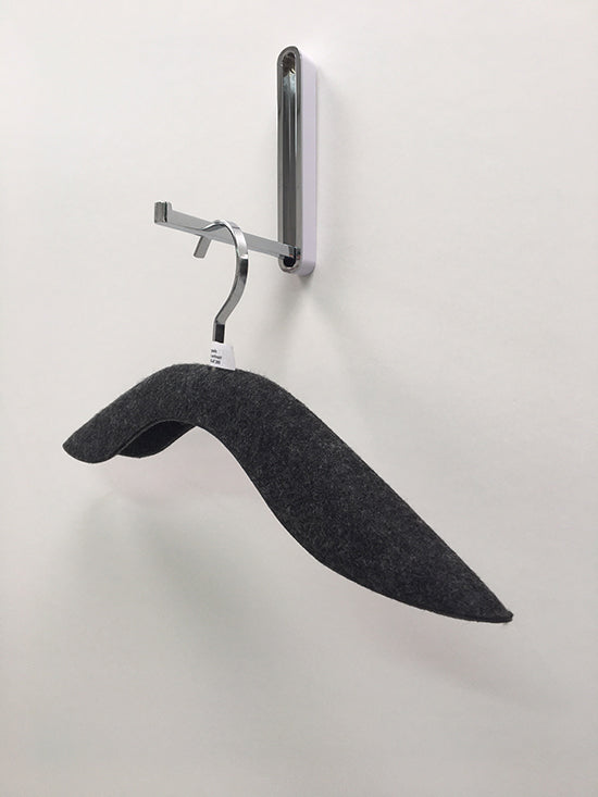 Cappello kledinghanger, brede vilt uitvoering in antraciet met verchroomde haak, ontwerp Murken Hansen