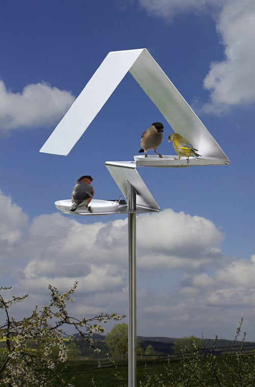 Wit vogelvoederhuis BirdFeeder VHT-4 van Opossum op stang, met vogels op de bakjes