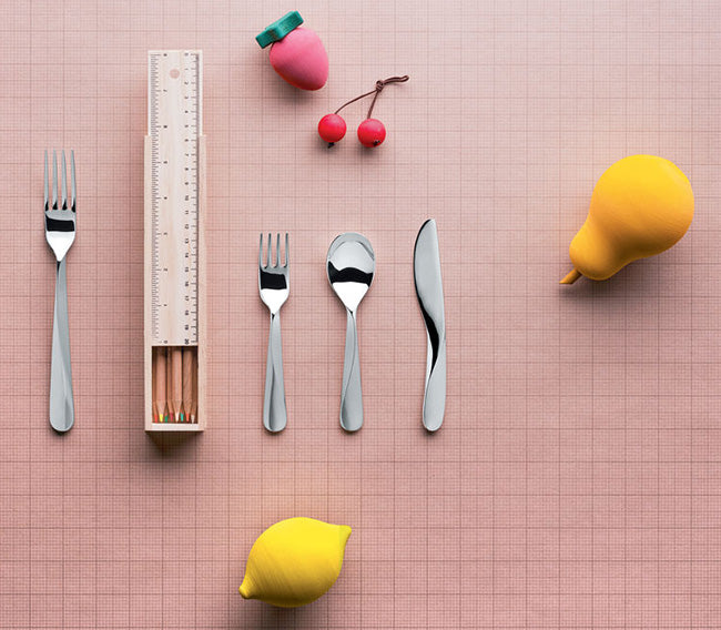 Alessi Giro kinderbestek, losse vork, lepel en mes naast elkaar