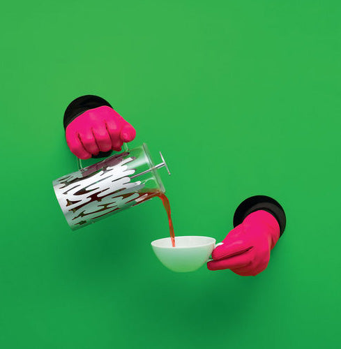 Alessi Press Filter Barkoffee koffiemaker in gebruik, koffie wordt ingeschonken