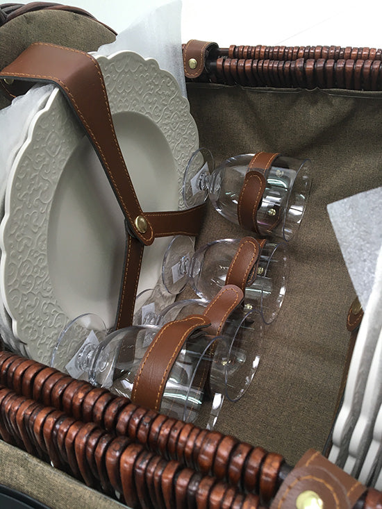 Detail van bord en glazen in leren houders in de picknickmand Dressed