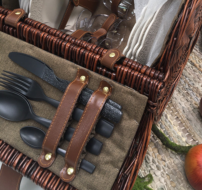 Detail van het 4-delig bestek in leren lussen van de picknickmand Dressed