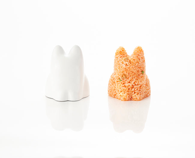 Koneko bakvorm kat wit naast gevormde rijst in kattenvorm