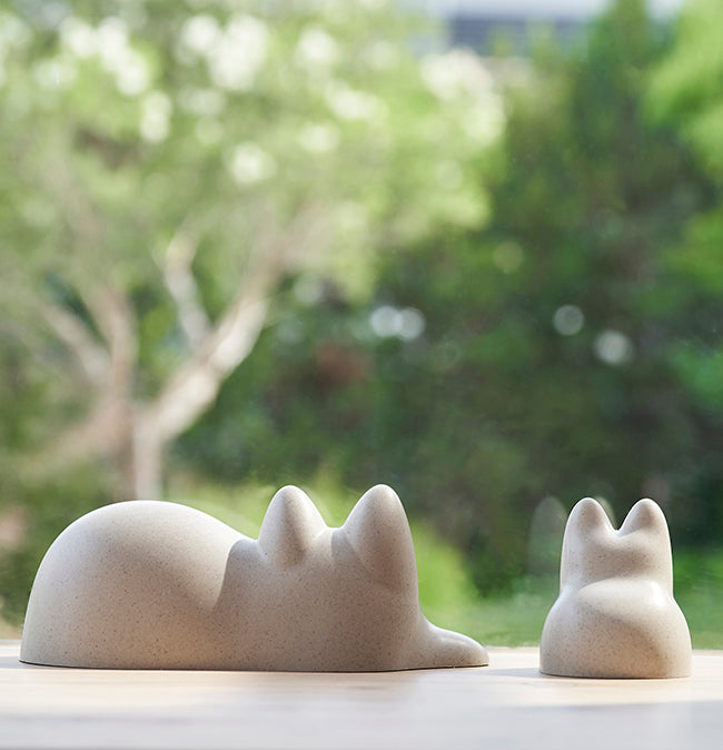 Kleine Koneko bakvorm naast grotere bakvorm in kattenvorm, beige