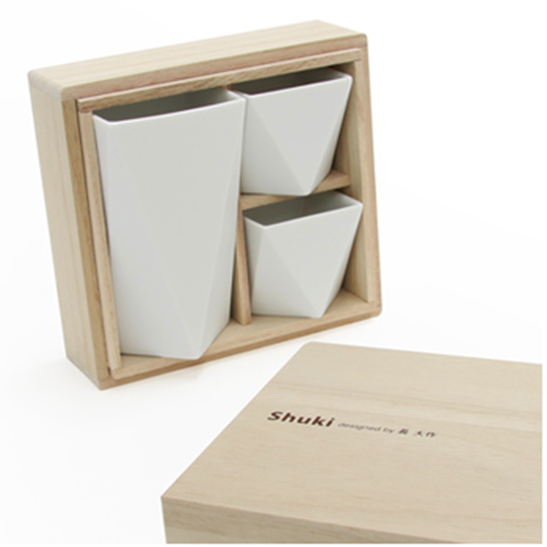 Shuki sake-kopjes van Alessi in houten geschenkverpakking