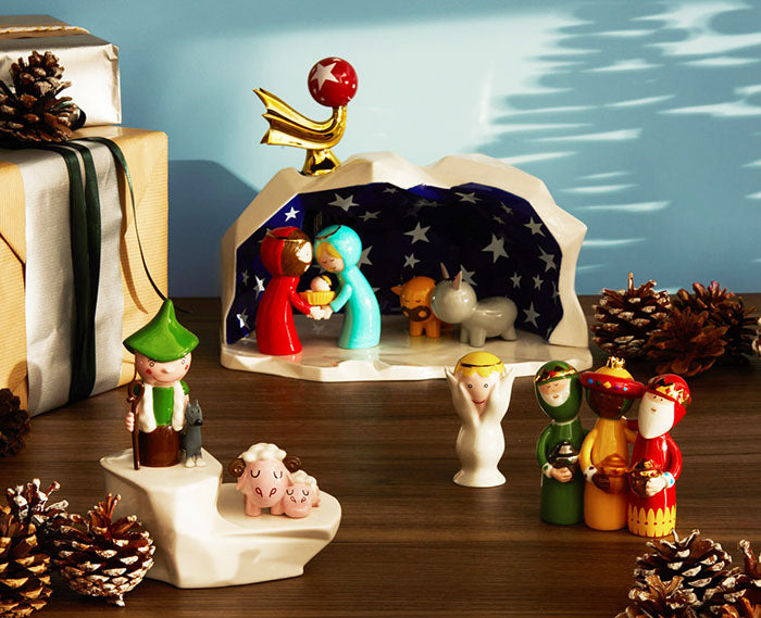 Stella Cometa figurine in gold, placed among other figurines from the happy Eternity series