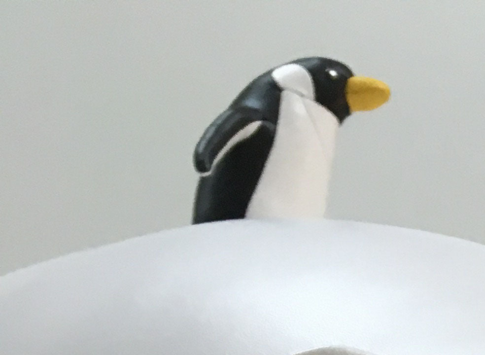 Zuny presse-papier in pinguïnvorm van kunstleer, detail van kop
