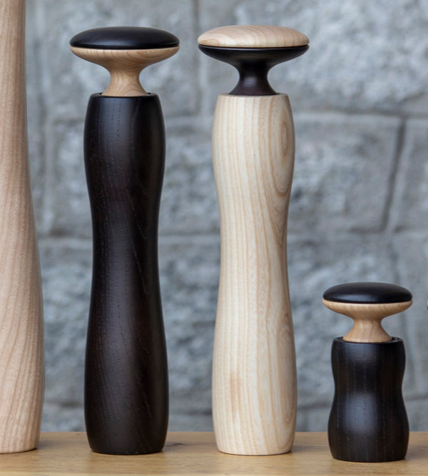 Peper-zout-molen Hercules in naturel en donker hout, twee maten naast elkaar