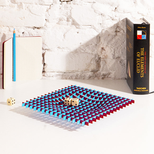 Fundamental Gravity Tray RB, kleine metalen fruitschaal met piramidepatroon in rood en blauw