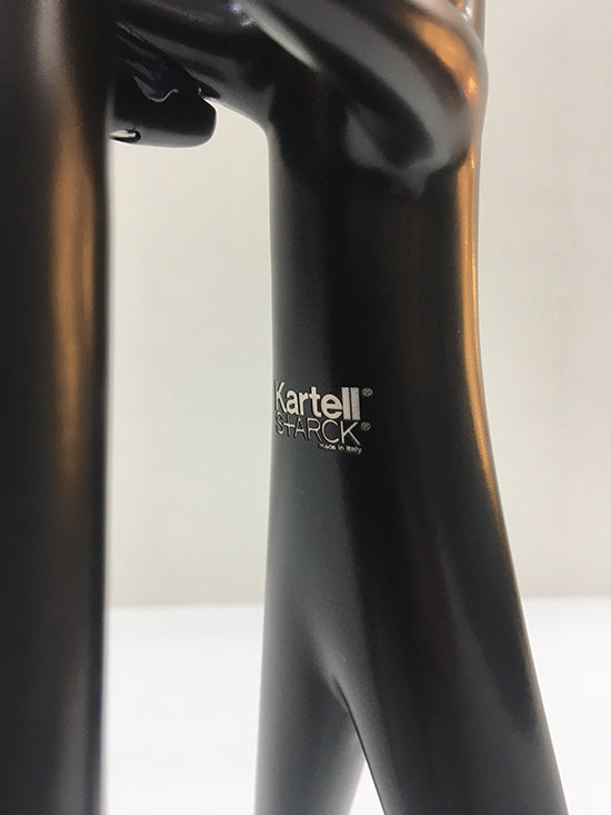 Close-up van het Kartell Starck-logo op de zwarte Abbracciaio kandelaar