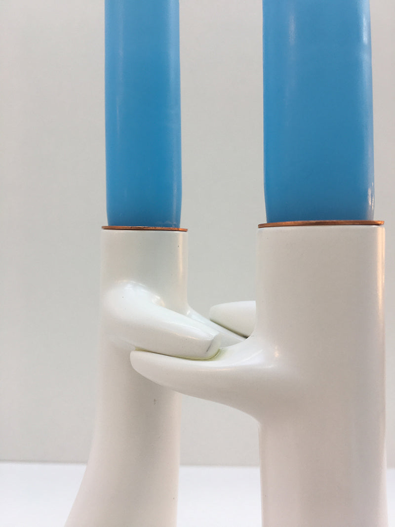 Detail van de koperen inzet en omarming van de witte Abbracciaio kandelaar