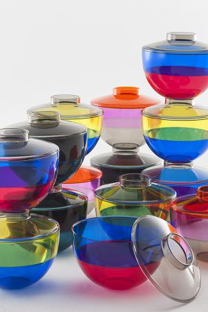 Kartell Shibuya vazen met deksel in diverse kleuren naast elkaar