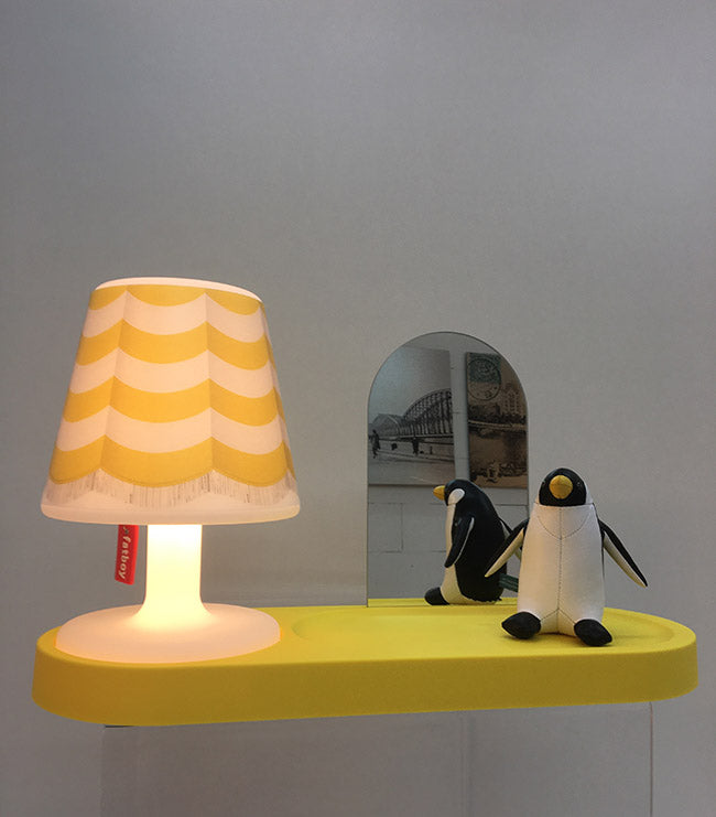 Fatboy Residence dienblad in geel met Edison Petit lamp, speciale kap en kleine spiegel