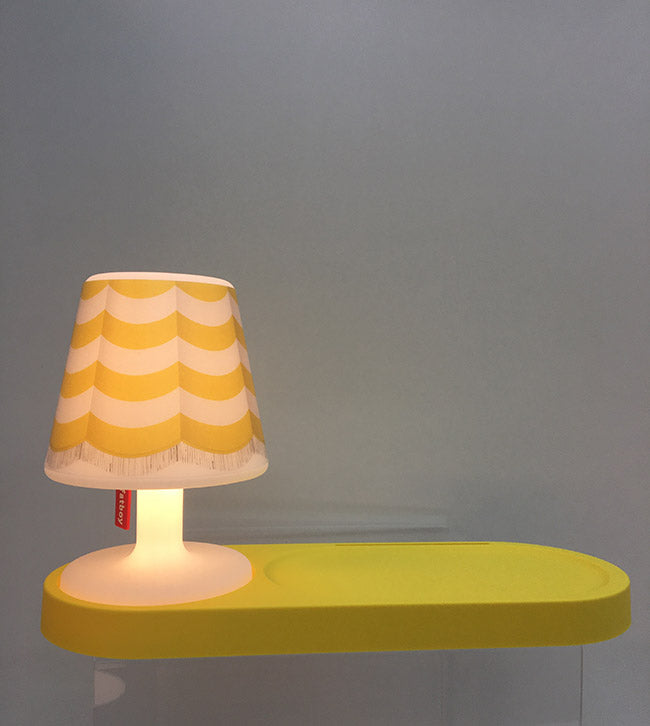 Fatboy Residence dienblad in geel met brandende Edison Petit lamp, zijaanzicht