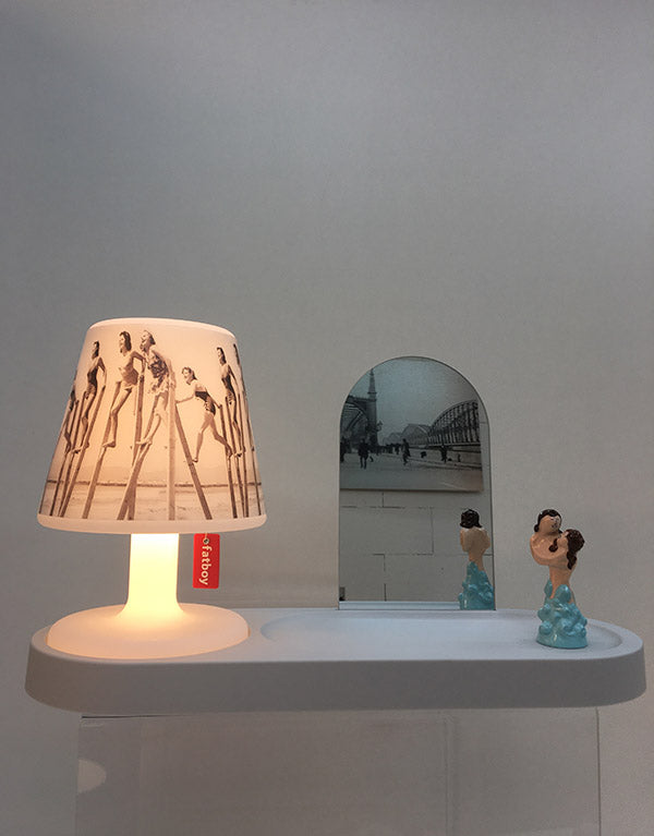 Fatboy Residence tray in lichtgrijs met Edison Petit lamp, speciale kap en kleine spiegel